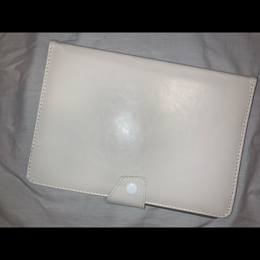 White 10 inch iPad case. Very protective😍 NEW